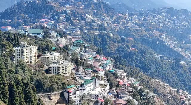 उत्तराखंड के पहाड़ों पर भी चढ़ रहा पारा, फिर भी क्यों उमड़ रही सैलानियों की भारी भीड़? जानिए वजह