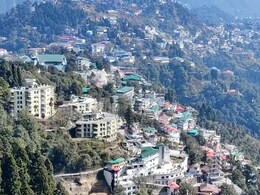 उत्तराखंड के पहाड़ों पर भी चढ़ रहा पारा, फिर भी क्यों उमड़ रही सैलानियों की भारी भीड़? जानिए वजह