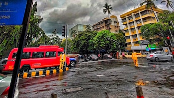 Mumbai Rains: Heavy Showers Bring Relief From Rising Temperatures In Mulund, Other Parts; Check IMD's Forecast