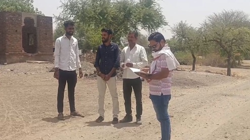 झालावाड़: मनरेगा में बड़ा खेल! सरपंच पर सचिव के फर्जी साइन कर मस्टररोल निकालने का आरोप, मौके से मजदूर गायब