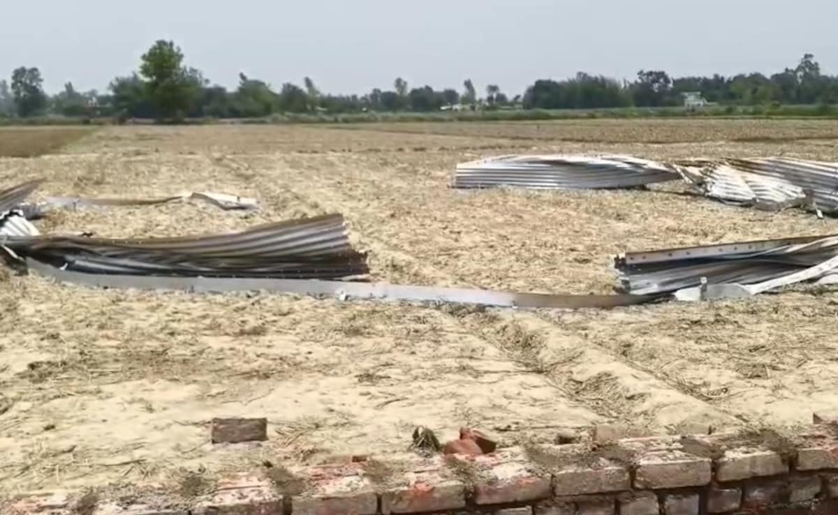 बस्ती में तेज आंधी से हवा में उड़ी 3.80 करोड़ की पानी टंकी, 100 मीटर दूर जाकर गिरी
