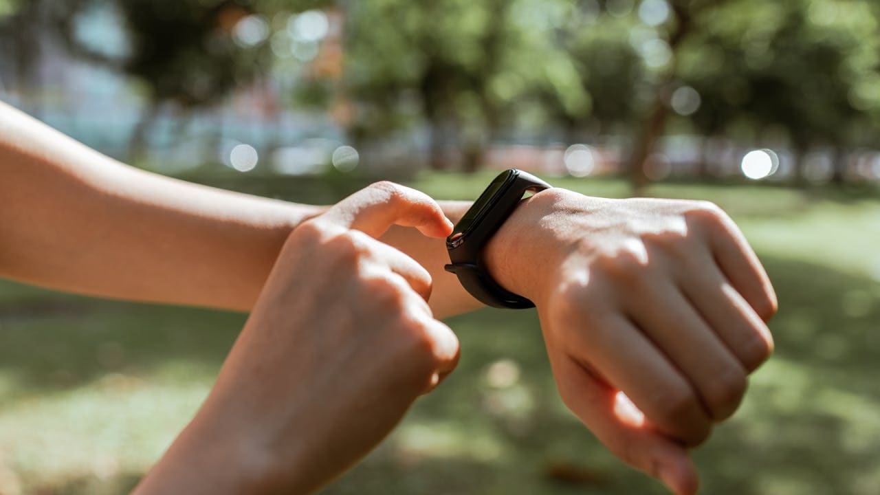 Fitbit Air Fitness Band Launched In India With Screenless Design And AI Health Features