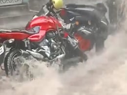 West Bengal: कलिम्पोंग में मूसलाधार बारिश ने मचाई भारी तबाही, सड़कों पर बह गईं बाइकें और स्कूटर