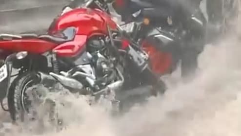 West Bengal: कलिम्पोंग में मूसलाधार बारिश ने मचाई भारी तबाही, सड़कों पर बह गईं बाइकें और स्कूटर