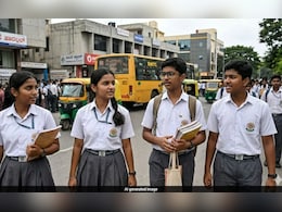 12वीं के बाद Pharmacy या Biotechnology? करियर के लिए कौन सी डिग्री है बेस्ट