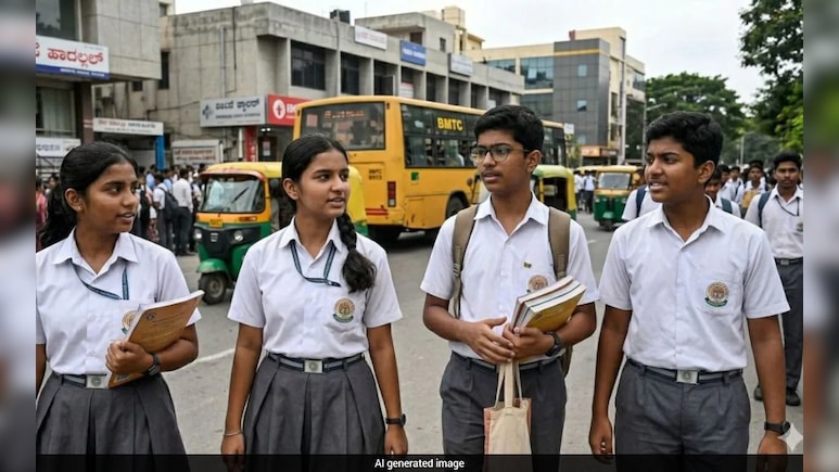 12वीं के बाद Pharmacy या Biotechnology? करियर के लिए कौन सी डिग्री है बेस्ट