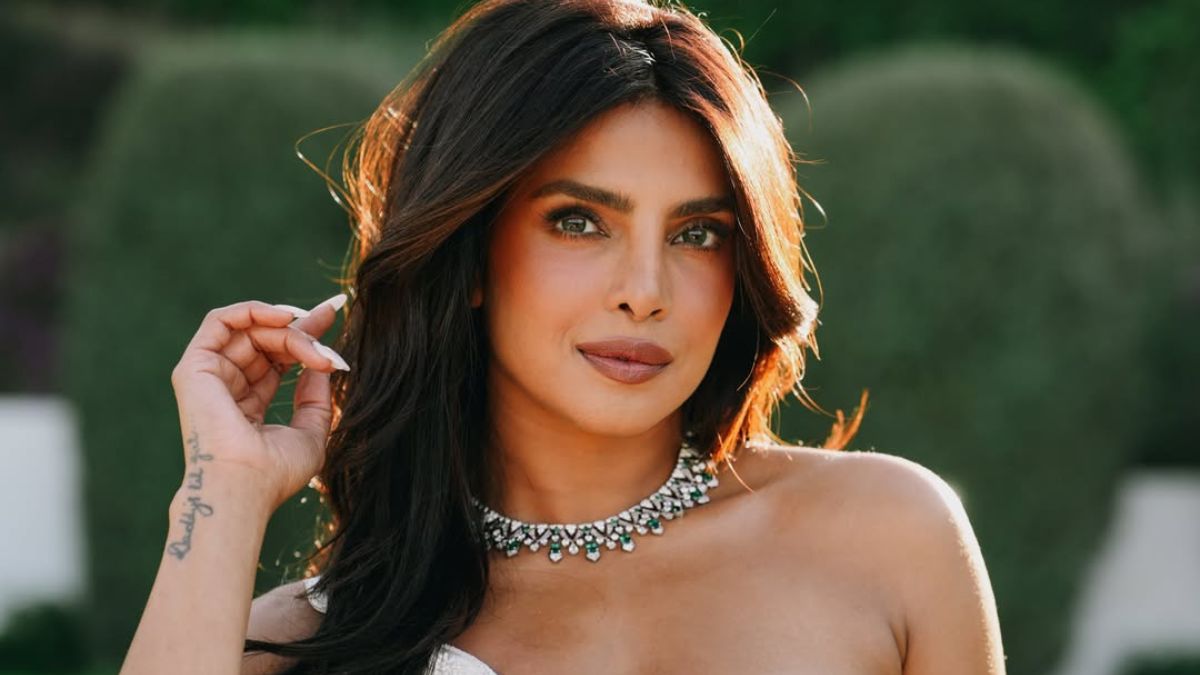 Priyanka Chopra Enjoys Himayat Mangoes In Hyderabad - See Pic