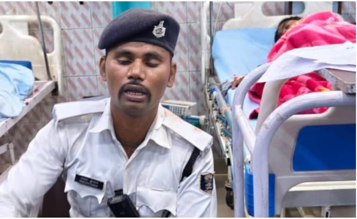 पटना: एंबुलेंस जाम में फंसी तो बच्चे को गोद में उठाकर 500 मीटर दौड़ा ट्रैफिक जवान, डॉक्टर बोले- 'थोड़ी देर और होती तो...'