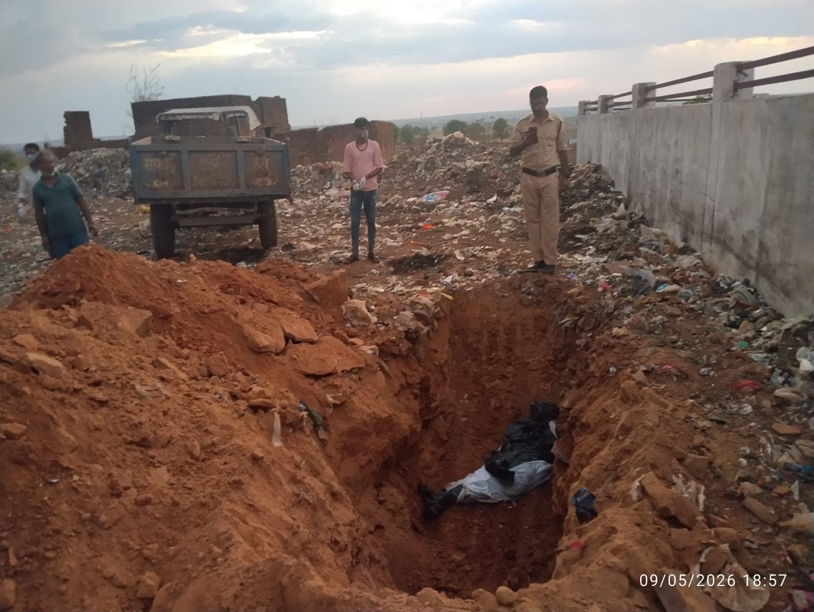 Damoh Garbage Trolley Dead Body: दमोह में यहीं पर शहर भर का कूड़ा फेंका जाता है और यहीं पर लावारिश लाश को दफना दिया गया Damoh Garbage Trolley Dead Body: दमोह में यहीं पर शहर भर का कूड़ा फेंका जाता है और यहीं पर लावारिश लाश को दफना दिया गया