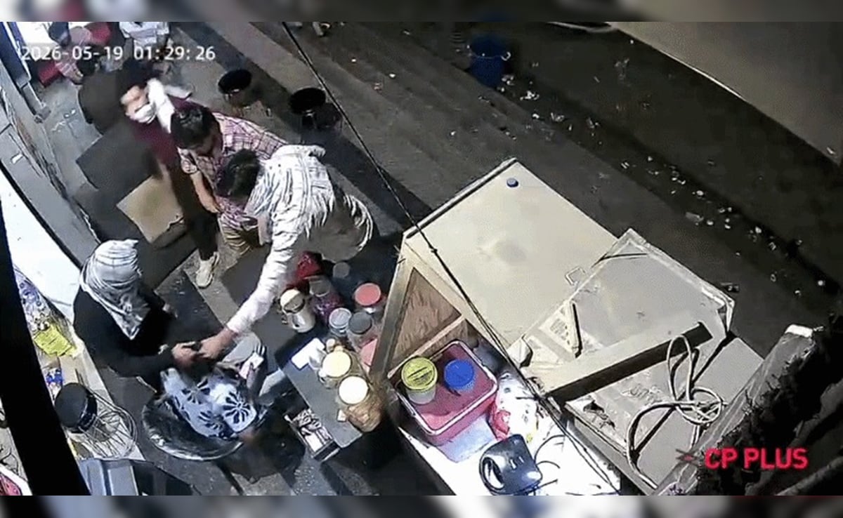 ग्रेटर नोएडा में नकाबपोश दबंगों का कहर: चाय स्टॉल संचालक को बेरहमी से पीटा, CCTV में कैद हुई वारदात — WellsTrack