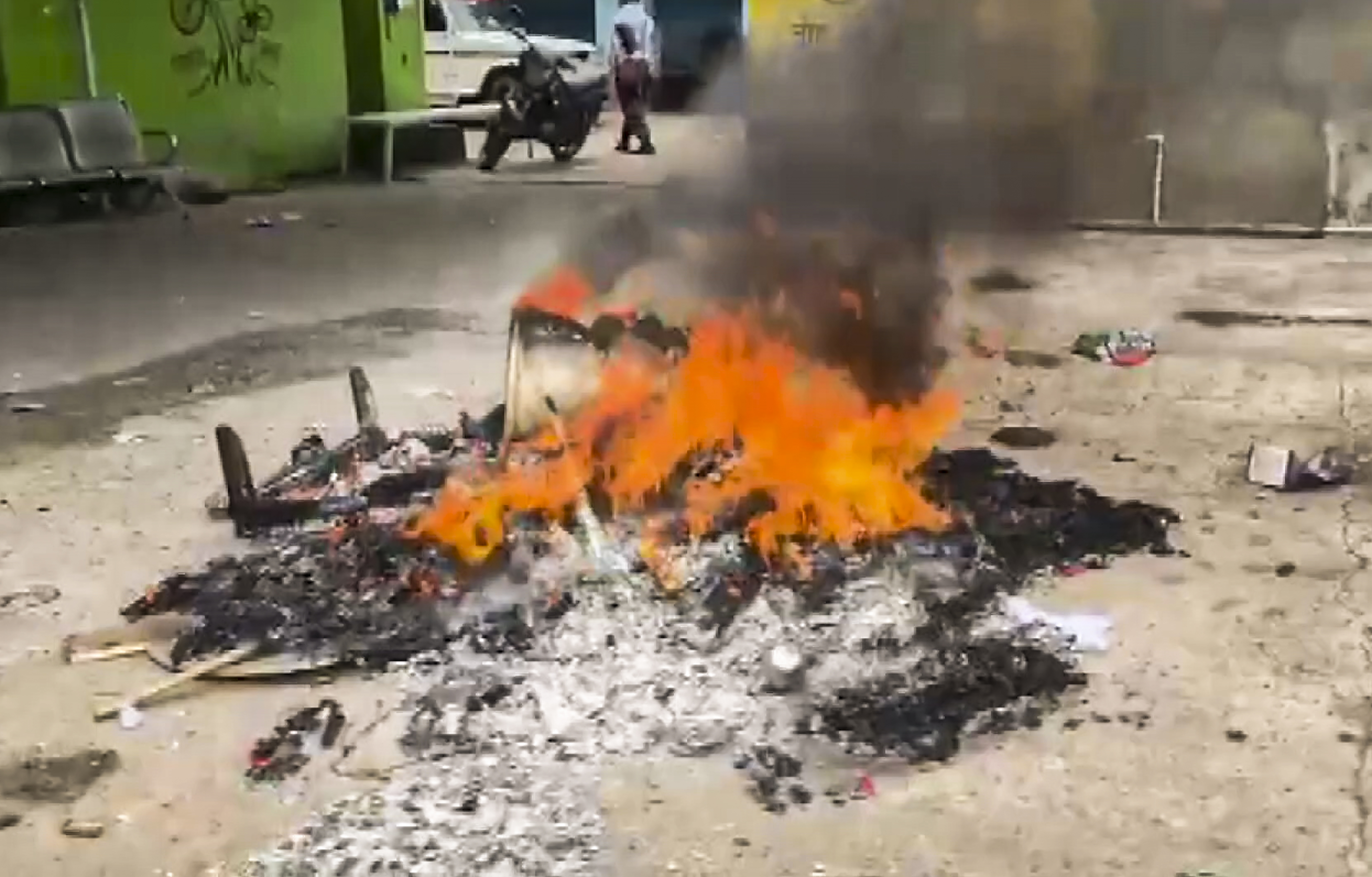 चुनाव बाद बंगाल हिंसा में 2 की मौत, एक्शन में इलेक्शन कमीशन, चीफ सेक्रेटरी से लेकर DGP को जारी कड़ा फरमान
