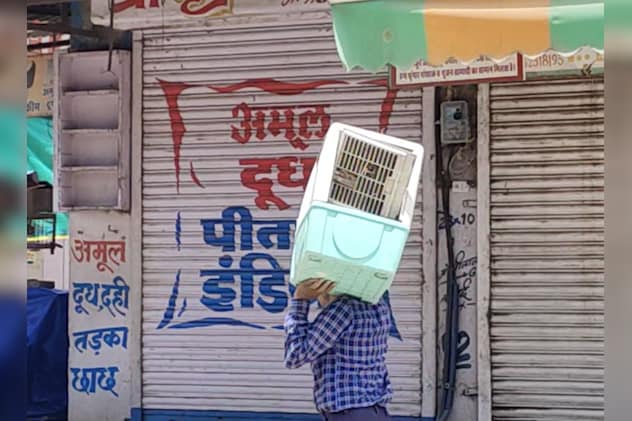 कूलर का इंतजाम करते हुए दिखे लोग कूलर का इंतजाम करते हुए दिखे लोग