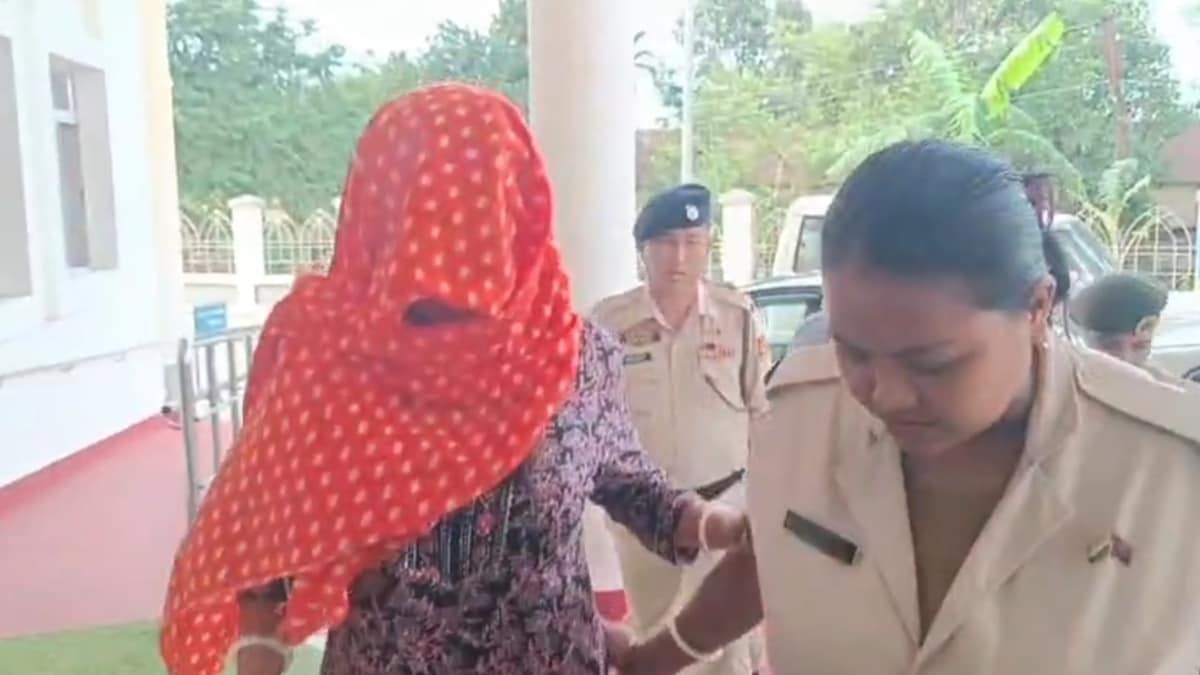महिला कांस्टेबल और उसके पति को 7 दिन की पुलिस हिरासत में भेज दिया गया है महिला कांस्टेबल और उसके पति को 7 दिन की पुलिस हिरासत में भेज दिया गया है
