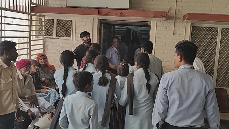 बाड़मेरः स्कूल में पानी पीते ही बच्चों की बिगड़ी तबीयत, 13 हॉस्पिटल में भर्ती