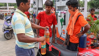 Petrol-Diesel Price Hike: Indian Oil Says No Nationwide Fuel Shortage; Supply Issues At Some Outlets 'Highly Localised'
