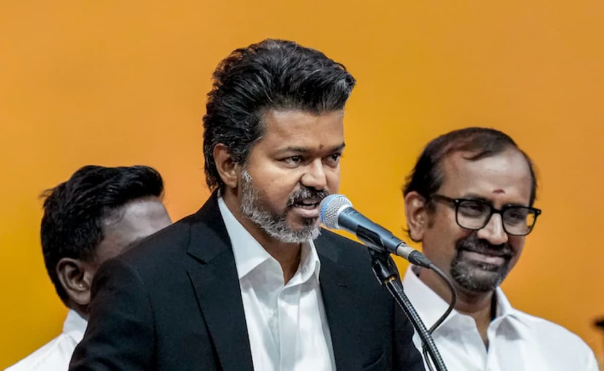 तमिलनाडु के CM विजय को मिला खास तोहफा, विराट कोहली से जुड़ा है खास कनेक्शन, देखें तस्वीरें — WellsTrack