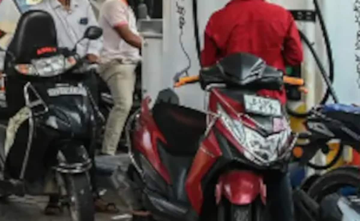 भारत में 10 दिन में तीसरी बार क्यों बढ़े पेट्रोल-डीजल के दाम? ईरान, अमेरिका और होर्मुज वाला एंगल समझें — WellsTrack