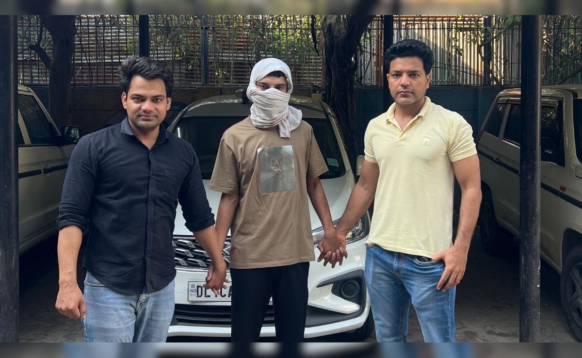 दिल्ली पुलिस और बदमाश के बीच मुठभेड़, दो राउंड फायरिंग के बाद दबोचा हिमांशु भाऊ गैंग का गुर्गा