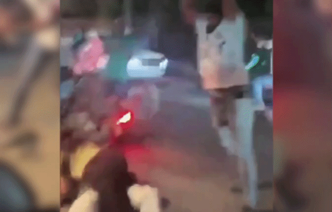 VIDEO: बीच सड़क पर कपल को लाठियों से पीटा, हमलावरों की पहचान में जुटी पुलिस