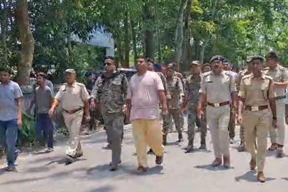 TMC नेता की कमर में रस्सी बांधकर घुमाया, भ्रष्टाचार का आरोप... लोगों ने लगाए नारे