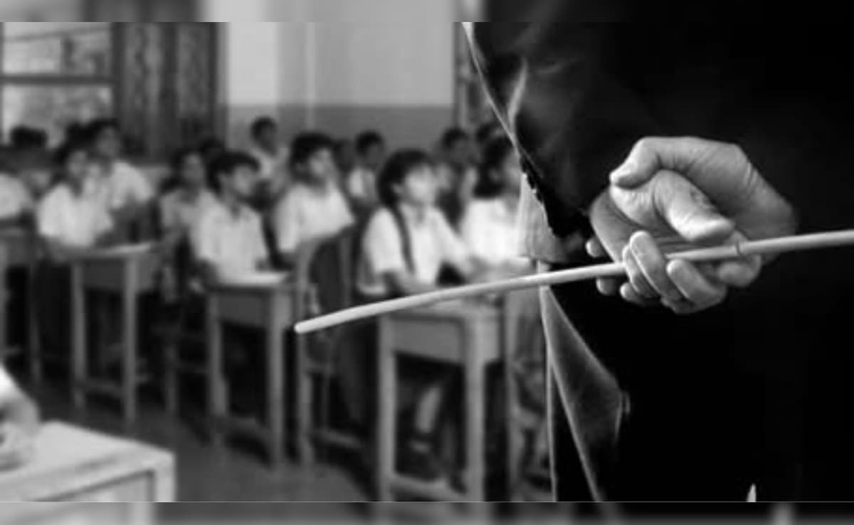 सिंगापुर के स्कूलों में अब 9 साल के भी बच्चों को छड़ी से मारना नहीं होगा गलत! नए नियम में लड़कियों को छूट