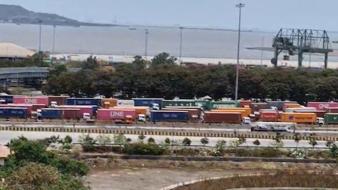 JNPA Port: युद्धाची धग मुंबईपर्यंत! जेनपीए बंदरात हजारो कंटेनर अडकले; कोट्यवधींच्या नुकसानाची भिती