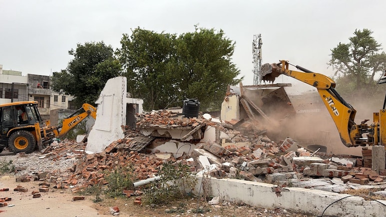जयपुर में 42 बीघा भूमि के अवैध निर्माण पर चला बुलडोजर, हाईकोर्ट के आदेश के बाद आवासन मण्डल का बड़ा एक्शन
