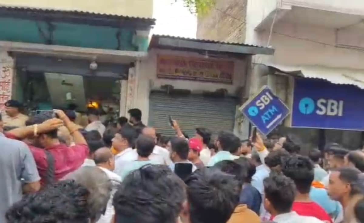 बिहार में दिनदहाड़े 20 लाख की लूट... 10 राउंड फायरिंग, लोगों ने एक अपराधी को दबोचा