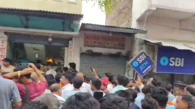 बिहार में दिनदहाड़े 20 लाख की लूट... 10 राउंड फायरिंग, लोगों ने एक अपराधी को दबोचा