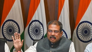 CBSE छात्र मांग रहे 'फिजिकल चेकिंग', शिक्षा मंत्री बोले- 'दुनियाभर में हो रहा OSM का इस्तेमाल'