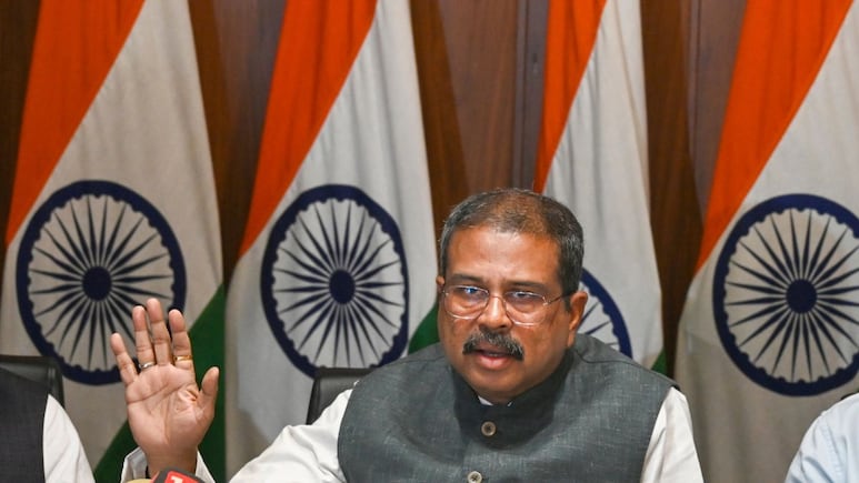 CBSE छात्र मांग रहे 'फिजिकल चेकिंग', शिक्षा मंत्री बोले- 'दुनियाभर में हो रहा OSM का इस्तेमाल'