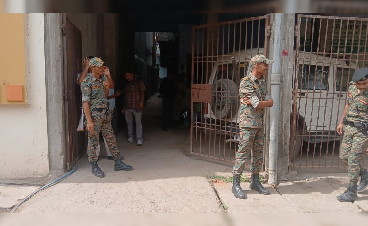 बिहार: गया में पूर्व सांसद रंजीत सिंह के घर पर ड्रग विभाग और पुलिस की छापेमारी,  नकली और नशीली दवाइयां मिलीं