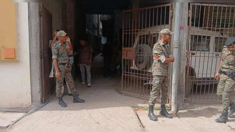 बिहार: गया में पूर्व सांसद रंजीत सिंह के घर पर ड्रग विभाग और पुलिस की छापेमारी,  नकली-नशीली दवाएं होने का शक