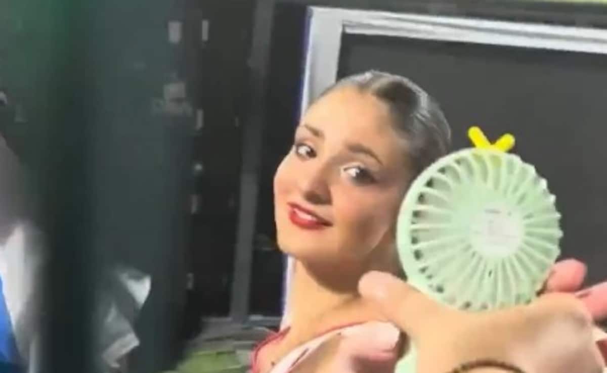 Fan Gives IPL Cheerleader A Hand Fan To Beat Delhi Heat, Her Reaction Cant Be Missed