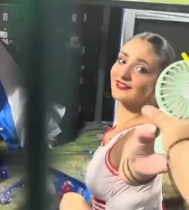 Fan Gives IPL Cheerleader A Hand Fan To Beat Delhi Heat, Her Reaction Cant Be Missed