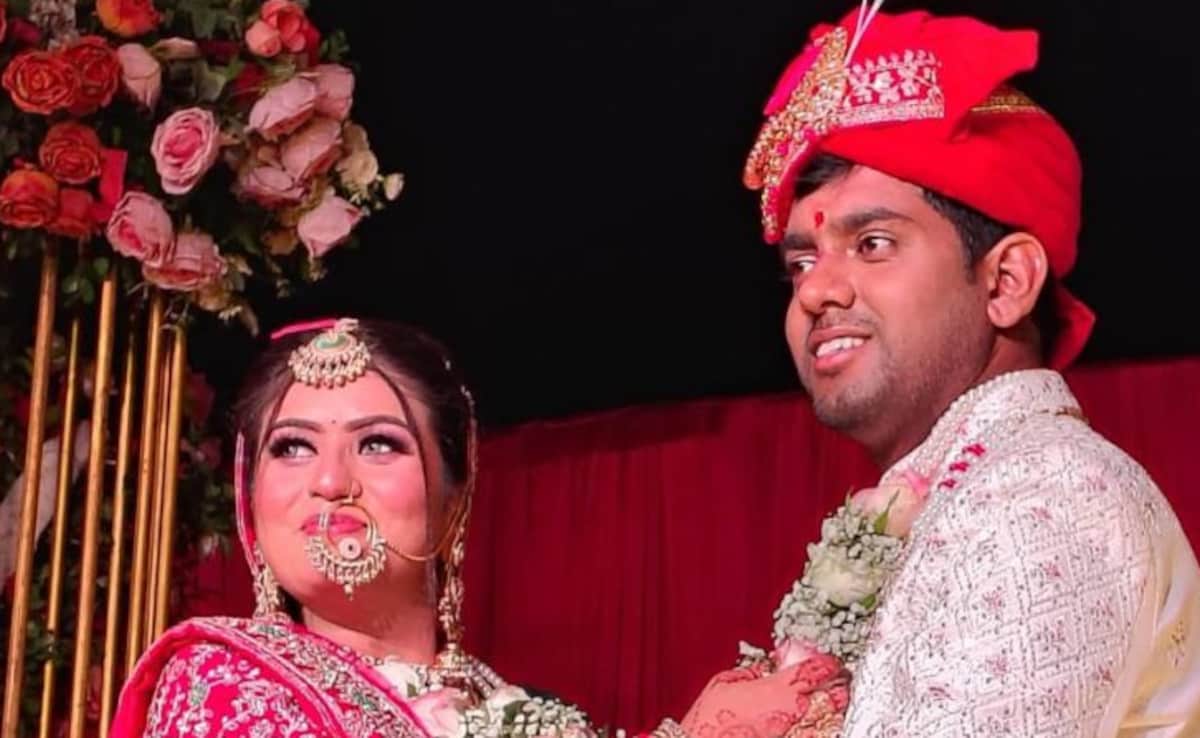 IAS Anil Basak Wedding: IAS अनिल बसाक अपनी दुल्हन अदिति के लिए घुटनों के बल बैठे, मंडप में हाथ थामकर पहनाई वरमाला, देखें तस्वीरें