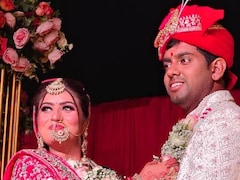 IAS Anil Basak Wedding: IAS अनिल बसाक अपनी दुल्हन अदिति के लिए घुटनों के बल बैठे, मंडप में हाथ थामकर पहनाई वरमाला, देखें तस्वीरें