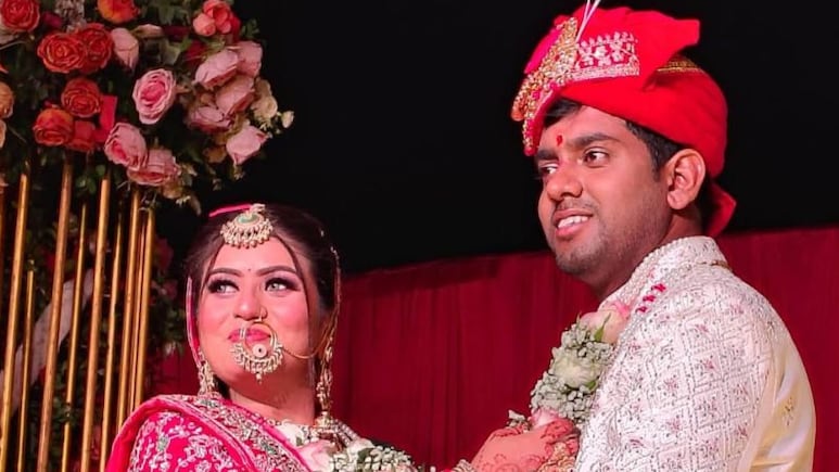 IAS Anil Basak Wedding: IAS अनिल बसाक अपनी दुल्हन अदिति के लिए घुटनों के बल बैठे, मंडप में हाथ थामकर पहनाई वरमाला, देखें तस्वीरें