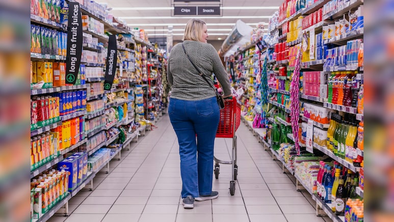 US Consumer Spending Edges Up As Inflation Accelerates