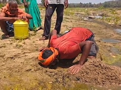 चतरा में नदी की गंदगी चूसकर प्यास बुझा रहे आदिवासी, बच्चे पड़े बीमार! DC का तुरंत एक्शन, देखें हकीकत
