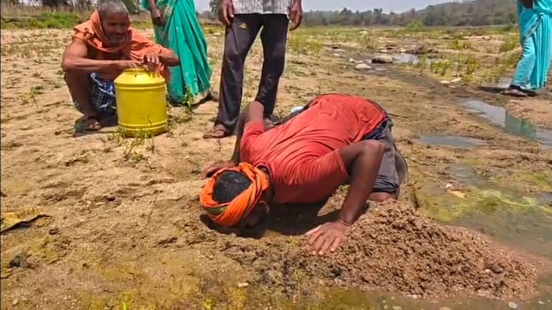 चतरा में नदी की गंदगी चूसकर प्यास बुझा रहे आदिवासी, बच्चे पड़े बीमार! DC का तुरंत एक्शन, देखें हकीकत