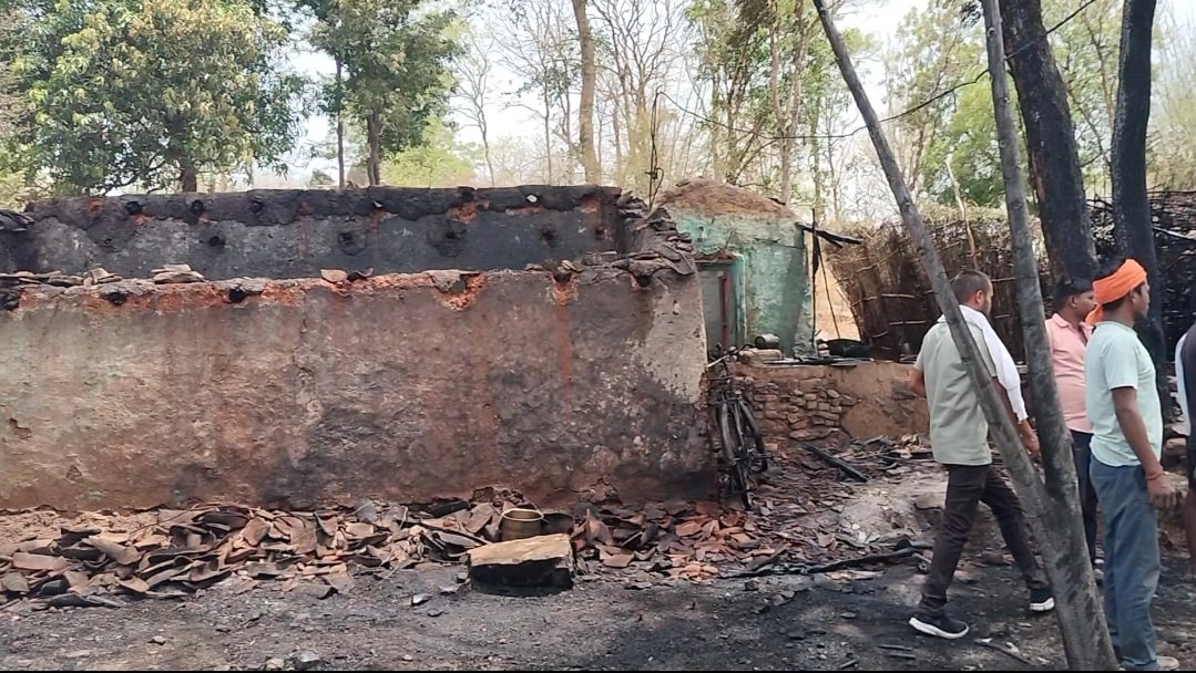 मध्य प्रदेश: सीधी में दिल दहला देने वाला हादसा, खपरैल मकान में आग लगने से तीन सगे भाई-बहन जिंदा जले मध्य प्रदेश: सीधी में दिल दहला देने वाला हादसा, खपरैल मकान में आग लगने से तीन सगे भाई-बहन जिंदा जले