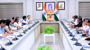 WFH, वर्चुअली मीटिंग, काफिले में न निकलें मंत्री... बैठक के बाद CM योगी ने दिए ये बड़े निर्देश