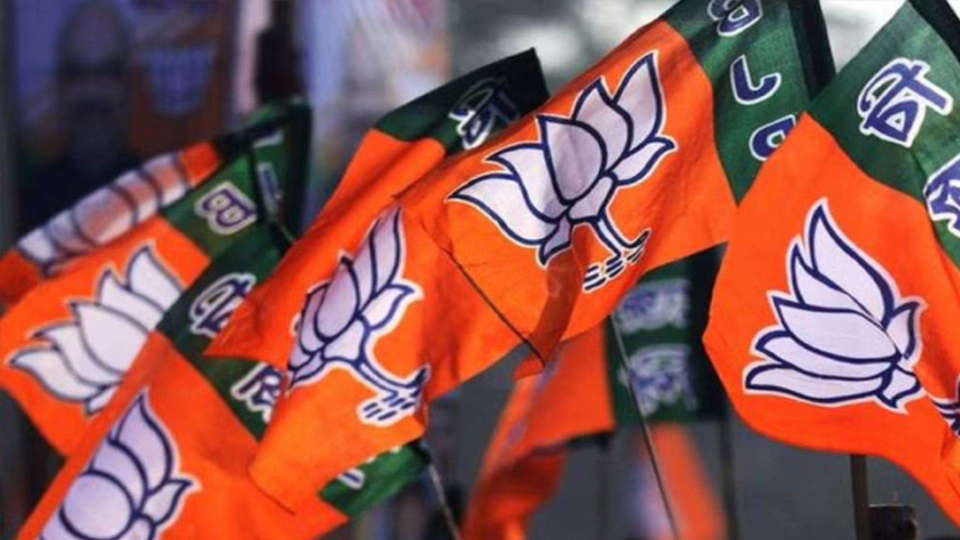 जीत के जोश में कोलकाता TMC दफ्तर के बाहर पहुंच गए BJP वर्कर, लगाए जय श्री राम के नारे