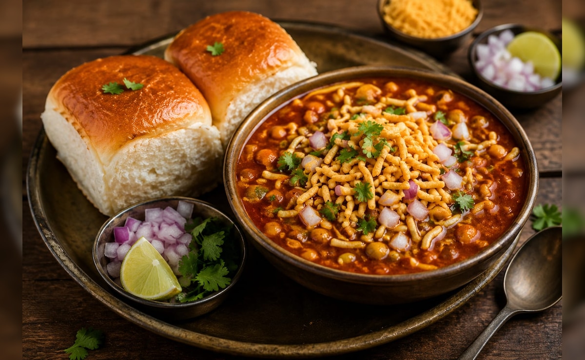 ‘मिसल पाव’ का नाम कैसे पड़ा? जानिए इस मसालेदार महाराष्ट्रीयन डिश की दिलचस्प कहानी