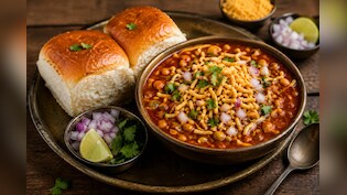 &lsquo;मिसल पाव&rsquo; का नाम कैसे पड़ा? जानिए इस मसालेदार महाराष्ट्रीयन डिश की दिलचस्प कहानी