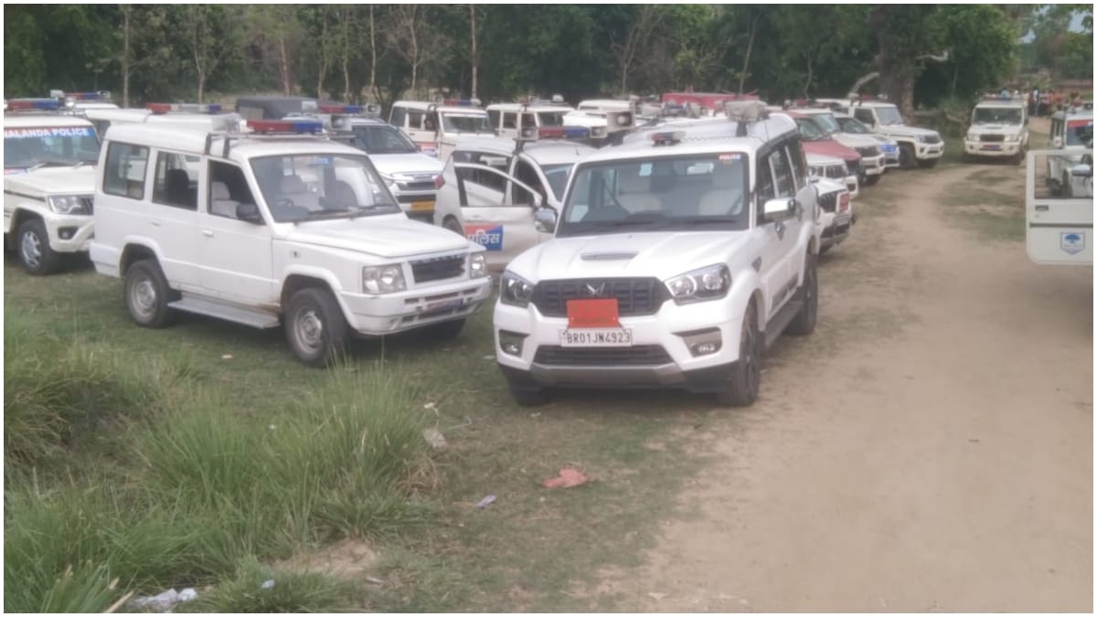 इलाके में भारी पुलिस बल की तैनाती है.