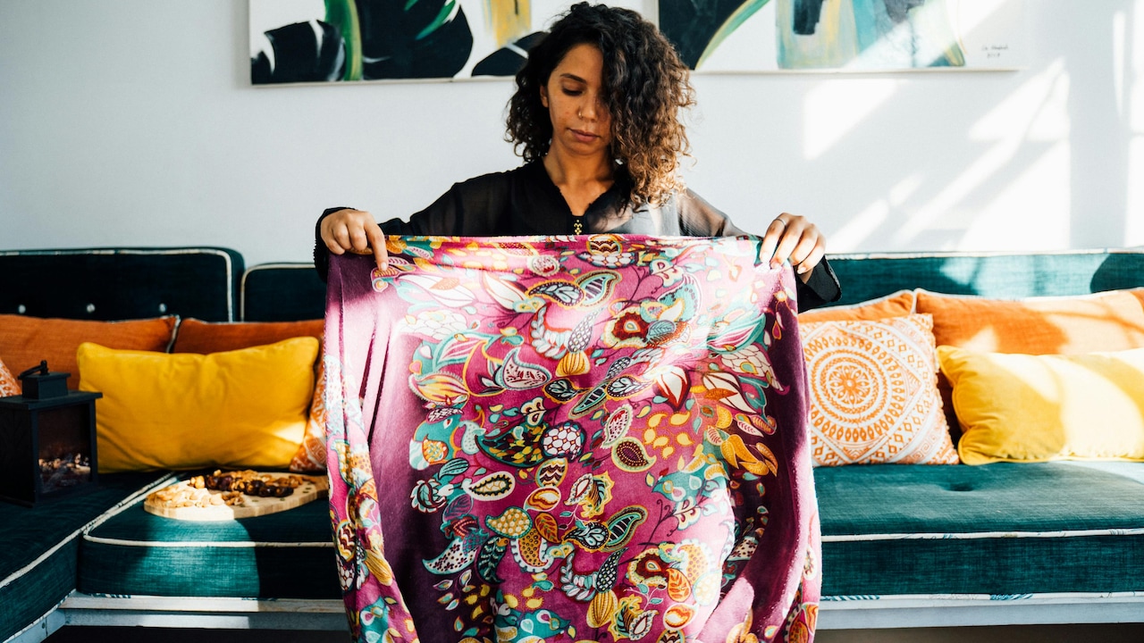 How Printed And Solid Stoles Can Instantly Elevate Plain Kurtas How Printed And Solid Stoles Can Instantly Elevate Plain Kurtas