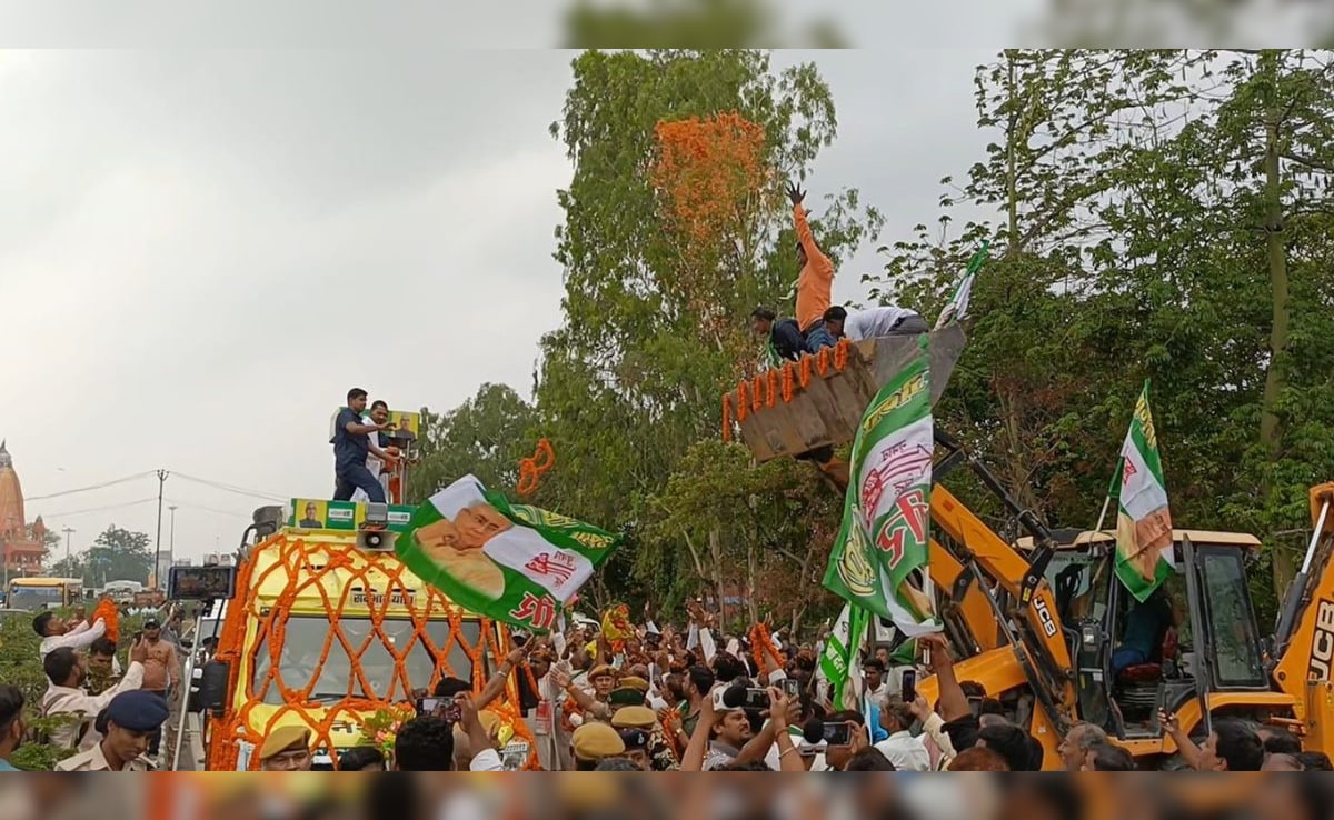 ब‍िहार: न‍िशांत का हाजीपुर में बुलडोजर से स्वागत, फूलों की बारिश के बीच गूंजे जिंदाबाद के नारे