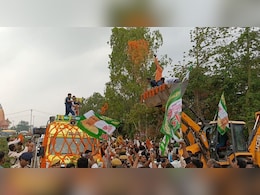 ब&zwj;िहार: न&zwj;िशांत का हाजीपुर में बुलडोजर से स्वागत, फूलों की बारिश के बीच गूंजे जिंदाबाद के नारे